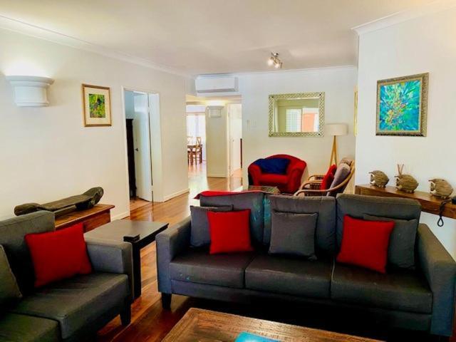 Beachview Apartments At Villa Paradiso Палм Коув Екстериор снимка