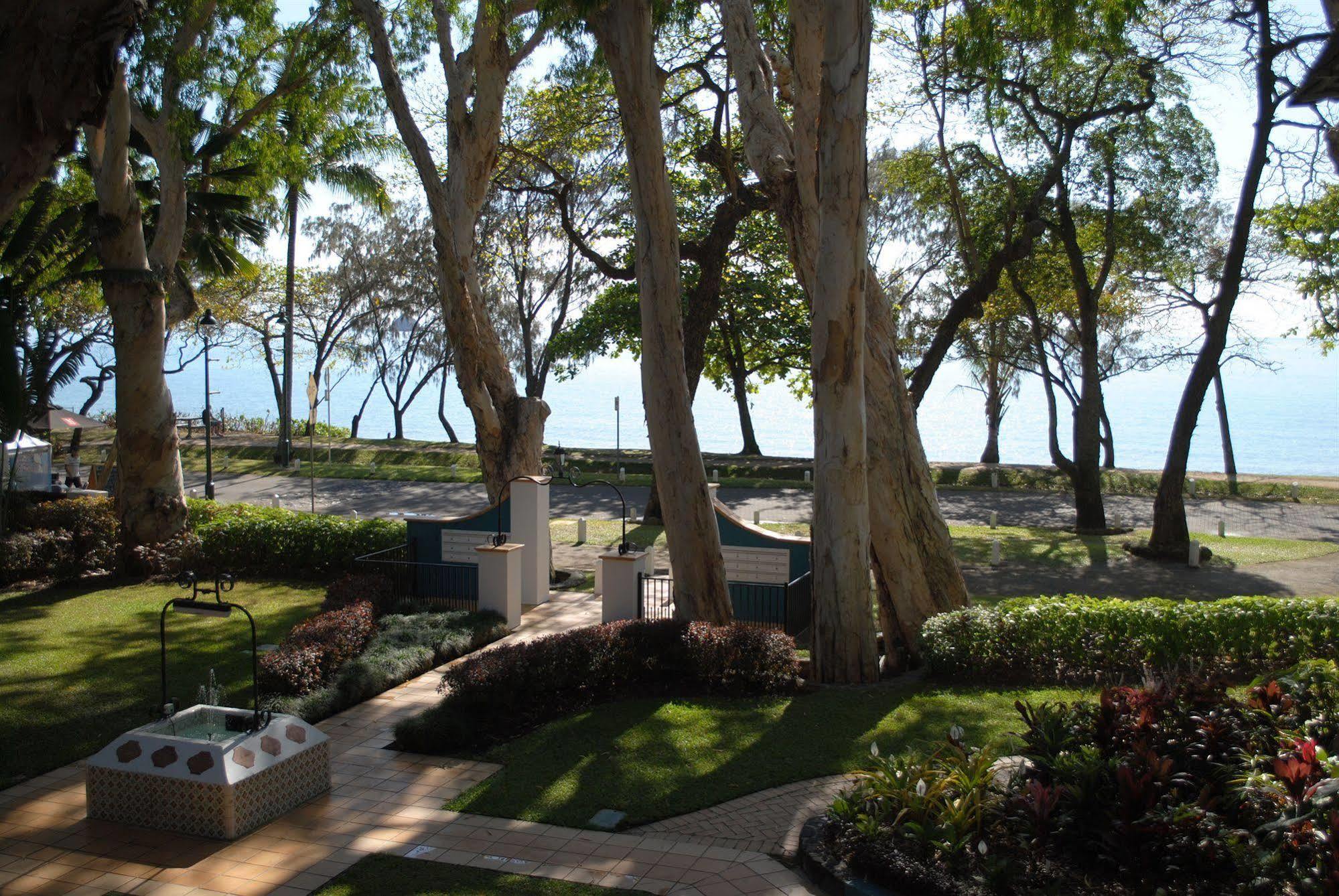 Beachview Apartments At Villa Paradiso Палм Коув Екстериор снимка